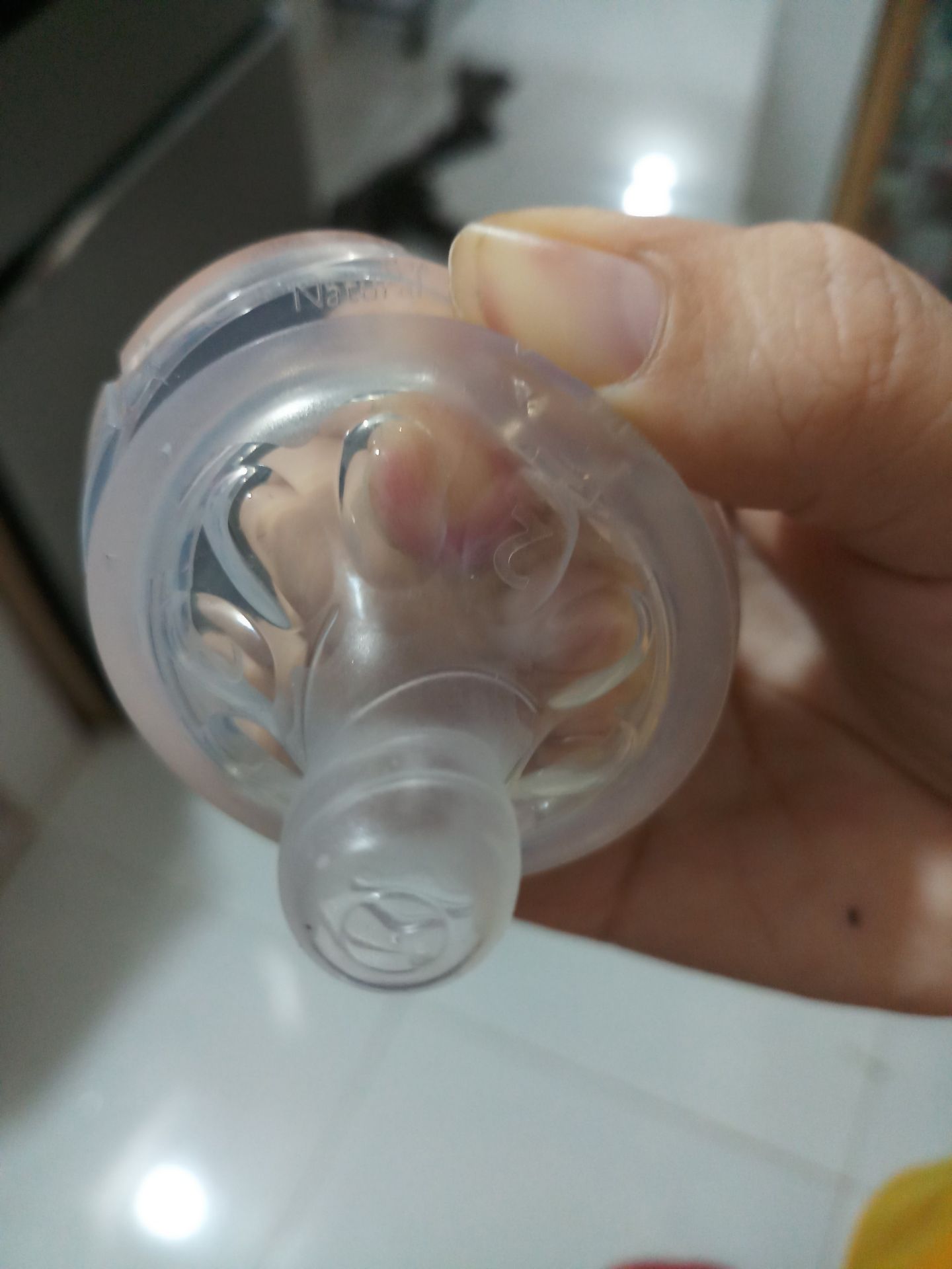 Sản phẩm không được như mong muốn,núm *** bụi,trầy sướt không được như mong muốn,chất lượng quá kém,pm cho shop thì không phản hồi..