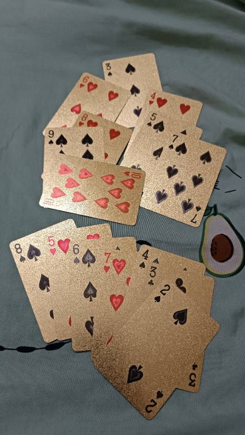 Nhìn bên ngoài rất sang, cầm vừa tay, chia bài ko bị rít, lỡ dính nước có thể lau khô.
Điểm trừ là chơi ở chỗ ánh sáng yếu rất khó nhìn lá bài, màu in trên lá bài có dấu hiệu mờ sau vài lần sử dụng.