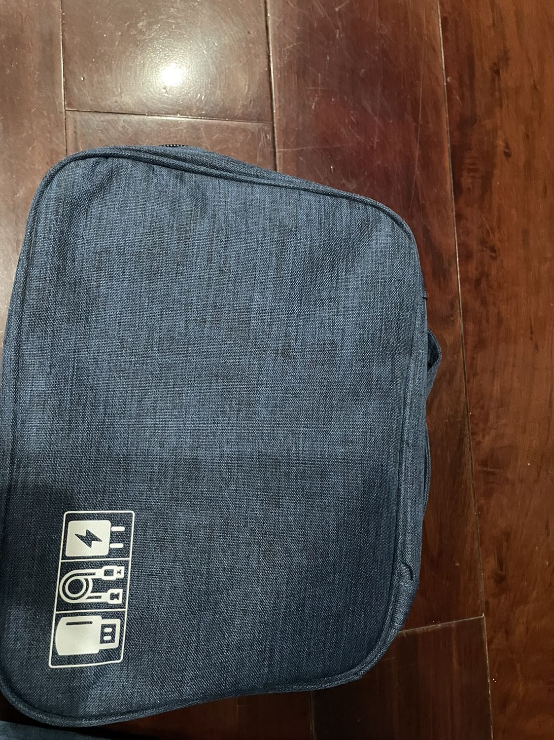 Sản phẩm như mô tả. Đựng được rất nhiều dây sạc pin, tai nghe, chuột… Màu xanh nhìn cũng rất đẹp