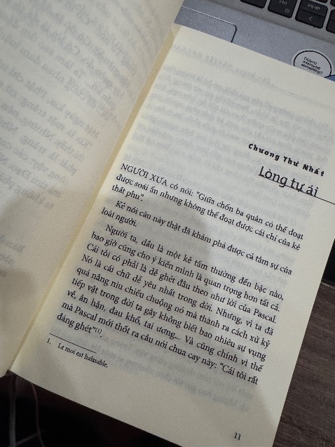 Cuốn này khá mỏng (134 trang) so với các quyển như Tôi tự học, Thuật tư tưởng, nhưng nó hàm chưa rất nhiều bài học sâu lắng. Sách tuy có hơi khó hiểu đối với ai như quen lối văn của Cụ, nhưng ban đầu đọc khoảng 30 trang sẽ trở nên dễ hiểu hơn.