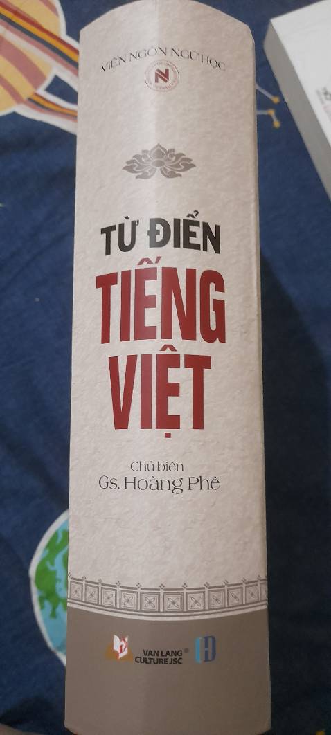 Tưởng bé bé xinh xinh nhưng hoá ra hơi bự và hơi nặng nha. Sách in rõ chữ, được bọc seal cẩn thận, giao hàng nhanh, shipper thân thiện.