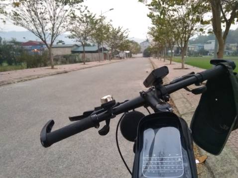Sản phẩm nói chung mình thấy được, gọn nhẹ và phù hợp với nhu cầu của mình. Để được một số đồ cơ bản như điện thoại, pin sạc dự phòng, bơm mini, kính mắt... nếu các bạn không có nhu cầu gì đựng nhiều thứ thì mình nghĩ nó chấp nhận được. Tuy nhiên khoản chống nước thì không có ok lắm nhé, vì mình đã thử, nước sẽ ngấm vào, tạo hơi nước và mất một lúc khá lâu mới khô,  nên là những khi đạp xe lỡ mà gặp mưa các bạn nên cất điện thoại hoặc đồ điện tử vào người chứ đừng tin tưởng khả năng chống nước của sản phẩm nhé. Sản phẩm nói chung mình thấy được, gọn nhẹ và phù hợp với nhu cầu của mình. Để được một số đồ cơ bản như điện thoại, pin sạc dự phòng, bơm mini, kính mắt... nếu các bạn không có nhu cầu gì đựng nhiều thứ thì mình nghĩ nó chấp nhận được. Tuy nhiên khoản chống nước thì không có ok lắm nhé, vì mình đã thử, nước sẽ ngấm vào, tạo hơi nước và mất một lúc khá lâu mới khô,  nên là những khi đạp xe lỡ mà gặp mưa các bạn nên cất điện thoại hoặc đồ điện tử vào người chứ đừng tin tưởng khả năng chống nước của sản phẩm nhé.