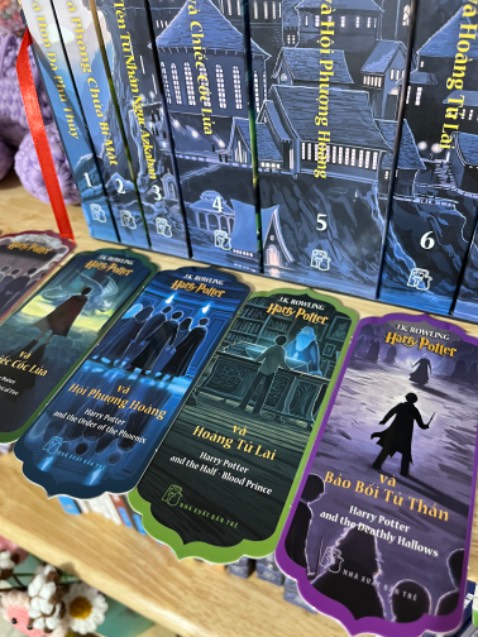 Không được mướt đâu ạ, vài tập bị trầy và bong gáy luôn.
Bìa quyển 2 mặt trước trầy xướt rất nhiều như thể bị chà xuống đất
Vừa đọc vừa trưng bày nên mình đau lòng lắm, đổi trả thì tiki bảo đợi 7 ngày mới xử lí xong. Nên thôi đành chịu
Nội dung sách thì cuốn khỏi bàn dù mình đọc và xem nhiều lần rồi ạ