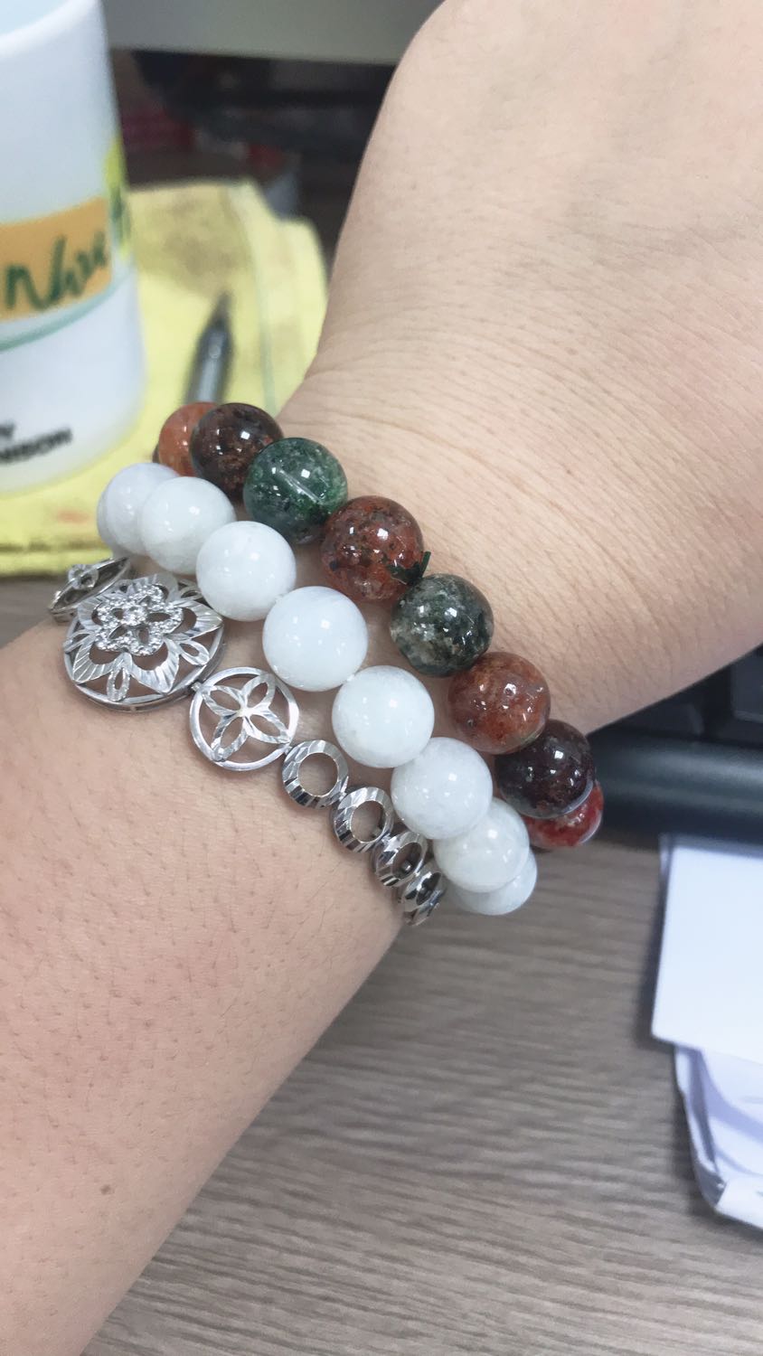 Minh da mua soi thach anh uu linh xong, quyet dinh mua luon soi vong da mat trang...deo cung luc 2 soi nhin dep hon...minh cung thay hen, may man sau khi deo...noi chung ung y