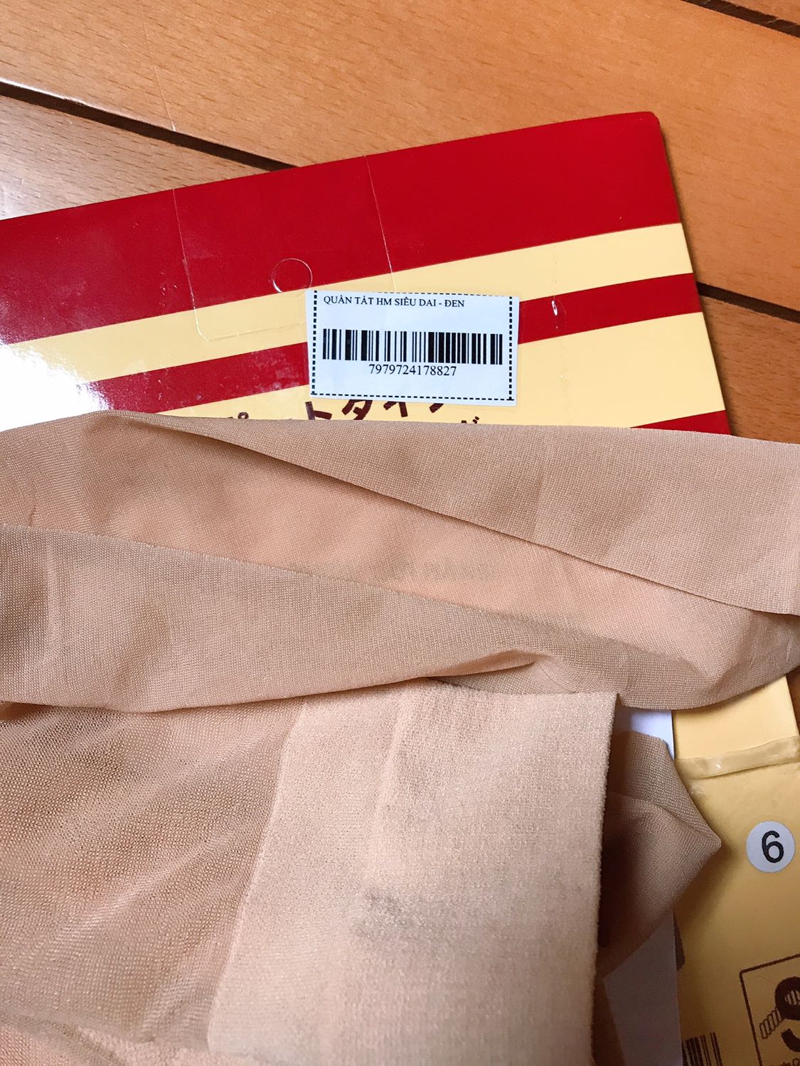 Ngoài bìa ghi màu đen ,mà giao màu nude,lúc đặt mình có check nt với shop bảo giao màu đen cho mình,mà giờ nhận màu này đây