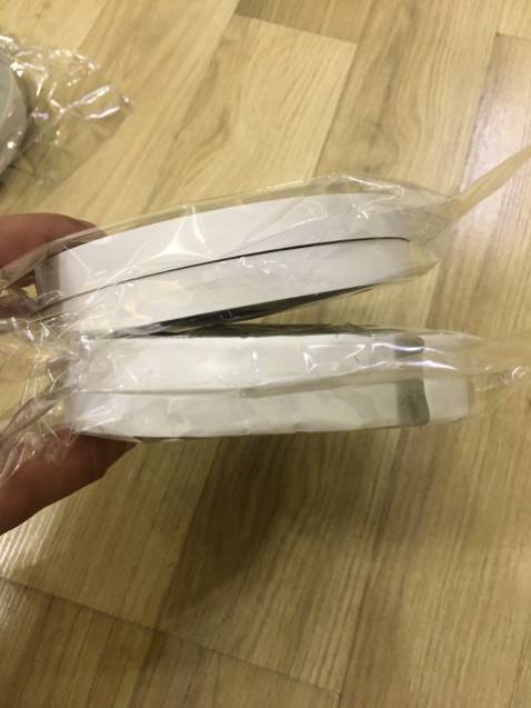 Tặng shop 5 sao cho chất lượng sản phẩm này. Mút xốp dán khá chắc chắn. 

Giảm tiếng ồn, ngăn côn trùng và thoát khí hiệu quả. Kết hợp với dòng sản phẩm ron cửa nữa thì quá OK.

Giao hàng nhanh chóng, đúng với mô tả sp. Giá thành rẻ. Nên mua nhé.