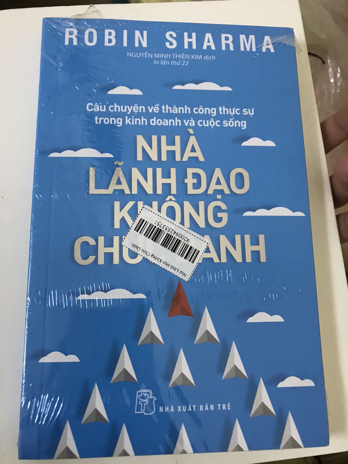 Chưa đọc nhưng nghe review nên mua. Đặt 3 cuốn mà mỗi cuốn này ít tiền nhất thì bao bọc bên ngoài đầy đủ. Sách không bị bẩn. Mỗi cái đóng hàng như hình.