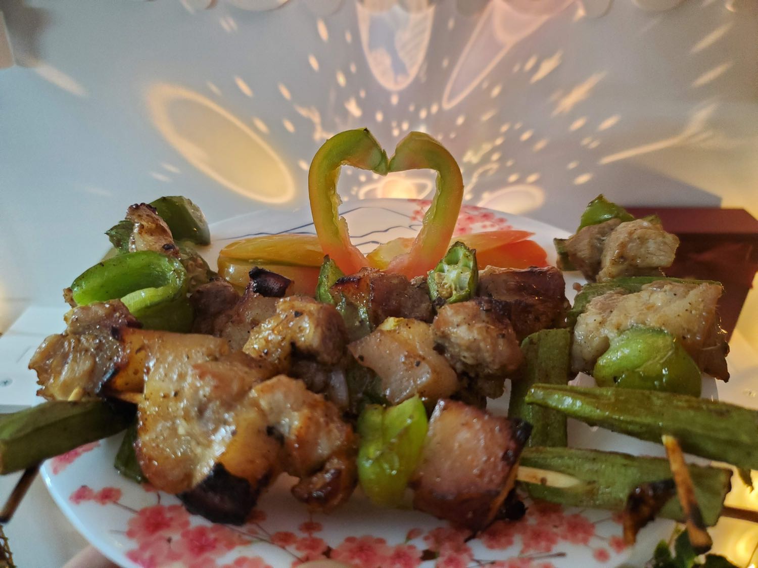 Mình tin dùng philips hơn so với lock lock gì đó vì dù sao đồ thương hiệu lâu năm, kích thước nhỏ gọn hơn công suất nhỏ hơn so cùng giá tiền thì nhiều bạn chọn lock lọck, nhưng kinh nghiệm nấu ăn thì mình thấy bếp nhỏ dung tích nhỏ công suất nhỏ nấu nhanh hơn kèm theo tiết kiệm điện hơn, mình nướng thịt xiên 10ph thì thịt đã chín, tuy chưa giòn da lăms nhưng rất ngon so với mình hay nướng bằng vi sóng trước đây