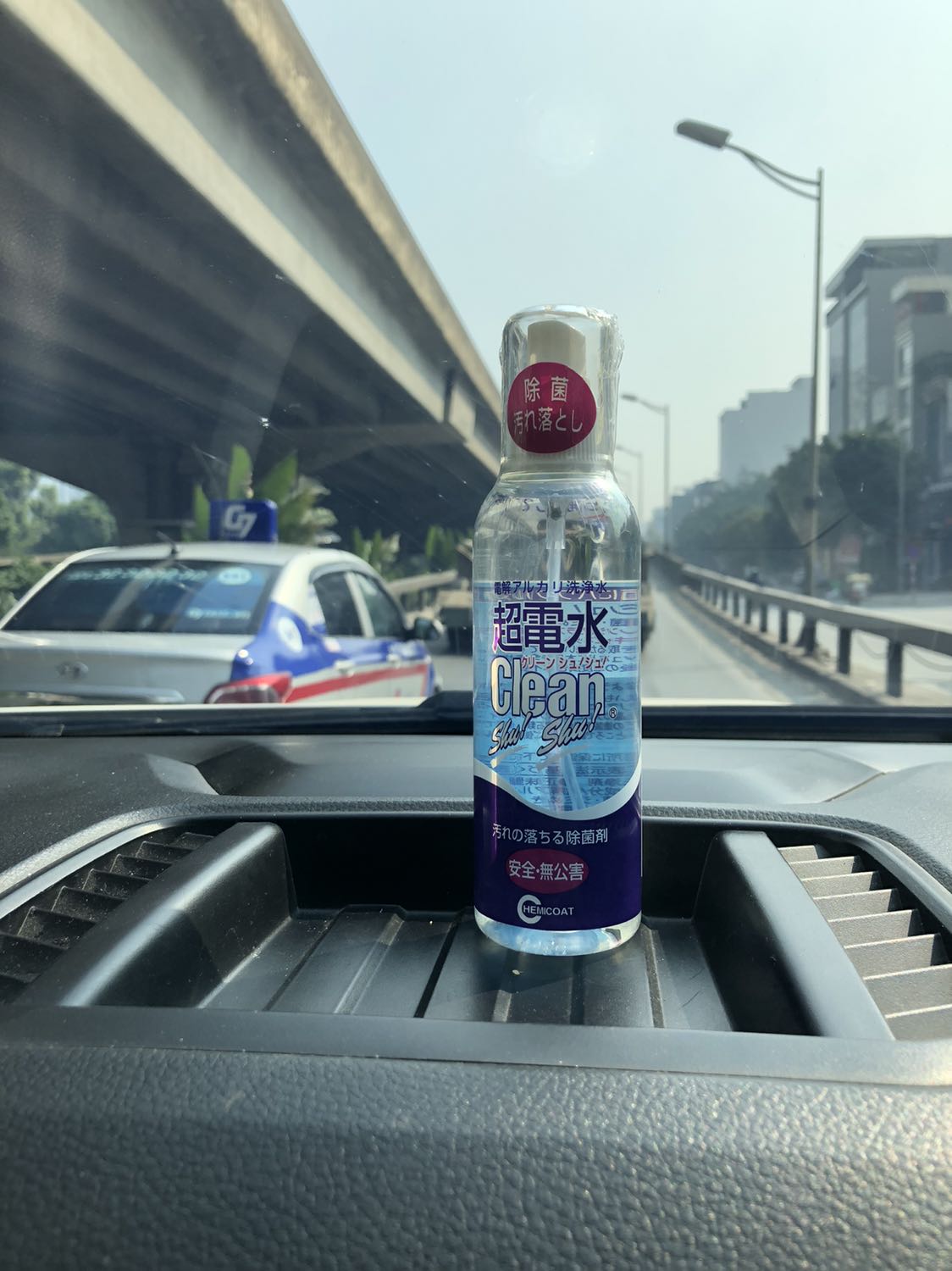 Có 2 kiểu xịt rất tiện lợi. Chai lọ chuẩn, dễ sử dùng!
Tẩy các vết bẩn trên trần xe, ghế… rất tốt
Thích nhất là không có mùi và không bọt, dễ sử dụng!