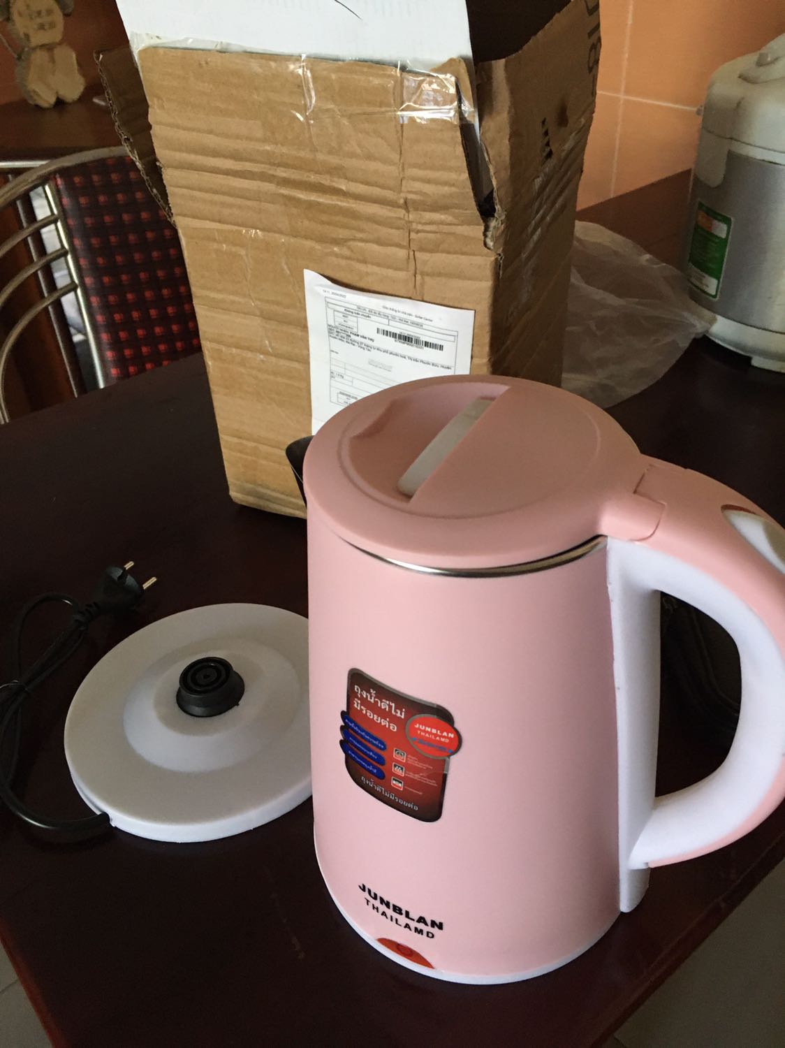 Tôi hoàn toàn thất vọng về sản phẩm
Người nhà tôi không biết nên nhận hàng 
Tôi mà có nhà tôi trả hàng ngay lập tức
Ấm nấu mỏng như *** bia nhựa thì ọp ẹp hở hang xấu xí.
Tôi muốn trả lại hàng dỏm này quá
Tôi mua hàng trên tiki rất nhiều nhưng lần này tôi rất thất vọng
Tại sao tiki lại cho bán loại hàng dỏm đến như vậy
Tôi yêu cầu trả hàng