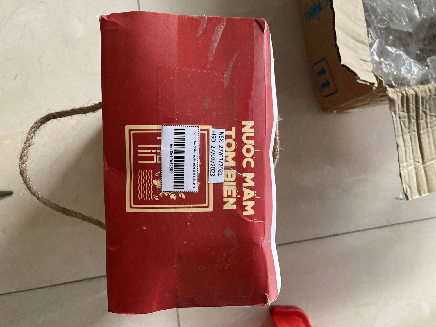 Hộp không giống như hộp mua bên cửa hàng và cty.