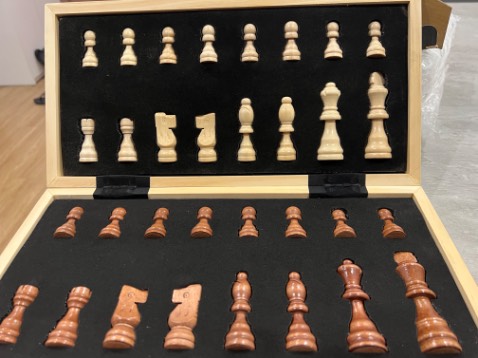 Quân cờ đep. Bàn cờ dạng dán không phải khắc - tạm ok. Đóng gói cẩn thận.