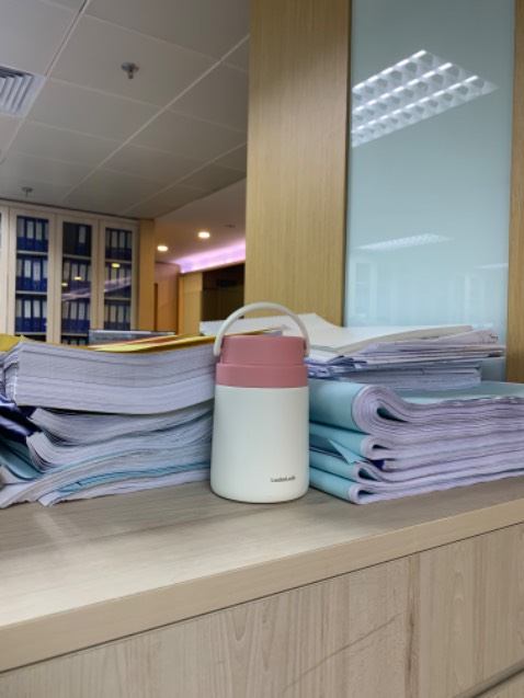 Tôi quyết định mua thêm 1 hộp màu hồng này (đã mua hộp màu xanh rồi) vì khi mua hộp màu xanh được tặng thìa đũa đẹp. Nhưng hộp màu hồng này shop không gửi quà tặng cho tôi. Rất là buồn luôn shop ạ, hy vọng shop gửi bù quà tặng cho tôi