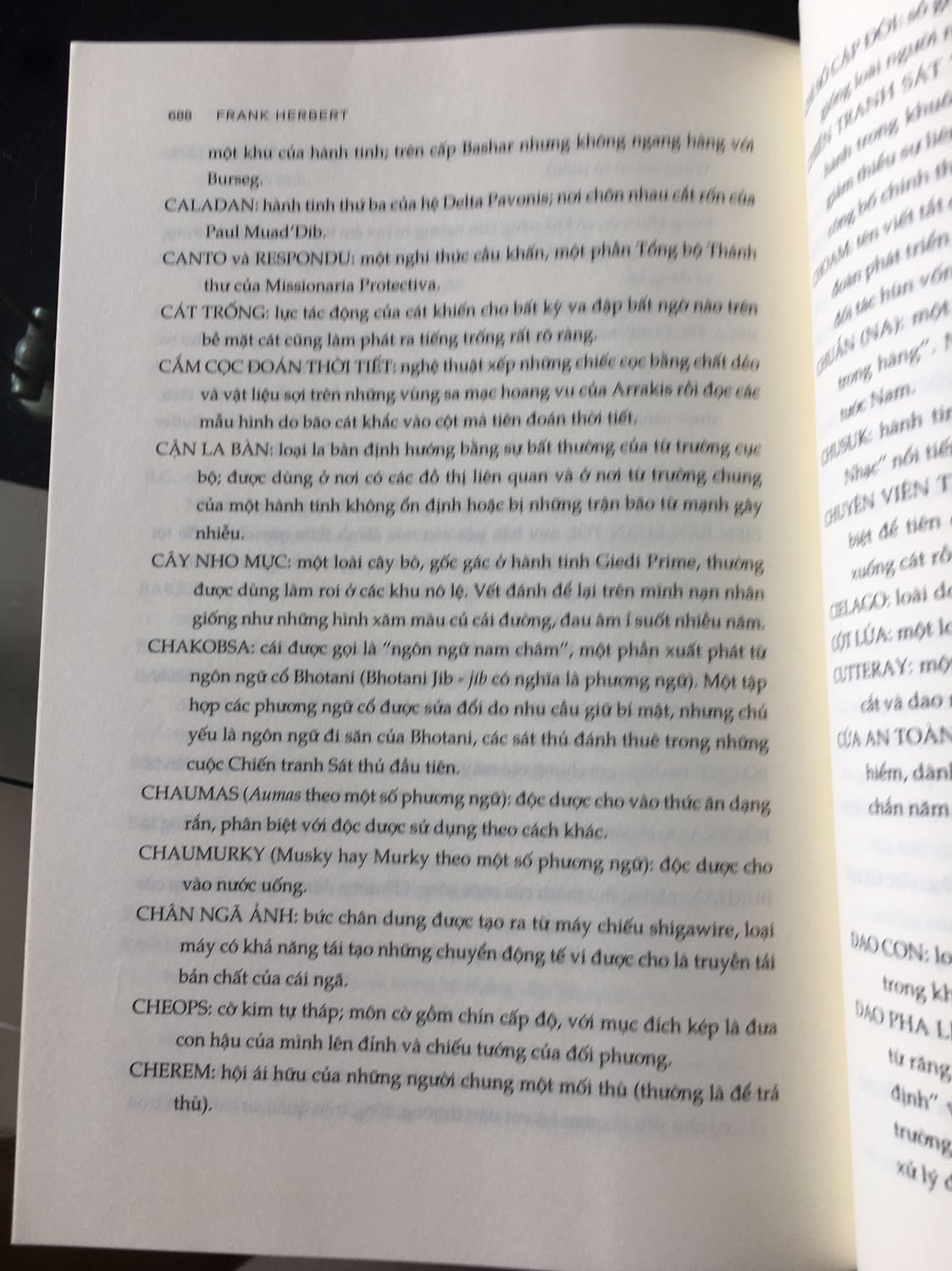 Sách to và dày hơn mình nghĩ. Dịch thuật chất lượng. Văn phong kể chuyện cuốn hút mạch lạc đúng chất kinh điển với ngôn ngữ miêu tả tỉ mỉ cùng rất nhiều thông tin kèm theo khiến cho thế giới của Dune sống động hơn thế giới Trung Địa của bộ truyện Chúa Nhẫn. Tuy nhiên, chính sự đồ sộ của tác phẩm mà để cảm nhận được tốt nhất trước tiên hãy xem phim dù phim không lột tả được hết toàn bộ tác phẩm và đọc các phần phụ lục để có được cái hình dung tổng quan trước khi thả mình vào thế giới của Xứ Cát. Tác phẩm xoay quanh nhiều yếu tố chính trị tôn giáo nên sẽ không nhẹ nhàng kiểu Harry Potter được vì thế để thấy nó hay cần phải chuẩn bị tâm thế và hãy đọc nó từ tốn chứ đừng đọc nó ào ào. Giá bìa là 249k nhưng mình mua đúng lúc giá giảm còn 171.810đ. So với nội dung của cuốn sách, đây là cái giá quá tốt.