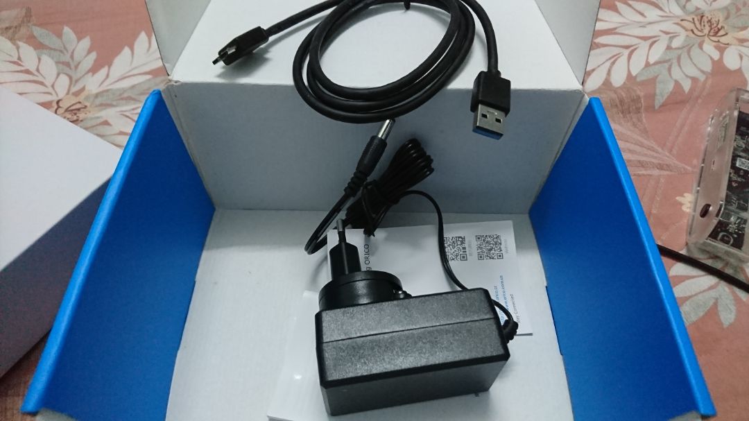 Cũg tạm hài lòg, vì hộp nhựa nhưg kog chắc và trog hộp chỉ có 1 miếg dán cố địh ổ đĩa thoi nếu di chuyển thì ổ đĩa sẽ rơi khỏi ngàm kết nối