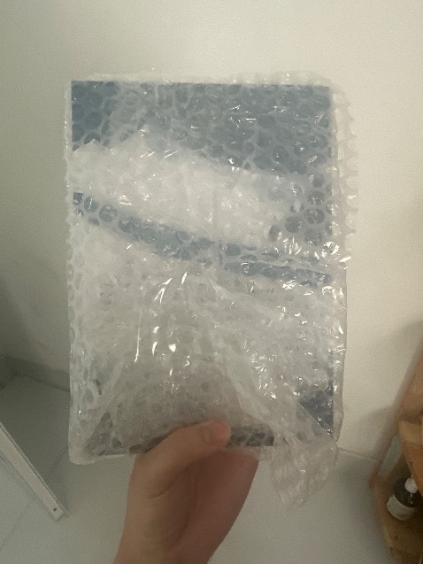 Sách đẹp, bọc kĩ, vui lắm
Sách này hay điên luôn, hãy mua đi các mom, tui đọc lúc tui 13 tuổi á, mà tui đã hiểu hết thì biết nó dễ đọc, tieu thuyet văn học nước ngoài nhưng nó hay và dễ hiểu, câu từ nó sắc bén, nó đỉnh lắm, nó là cái cái gì đó hoang dại mà thuần khiết, đọc cứ như được sống lại ấy