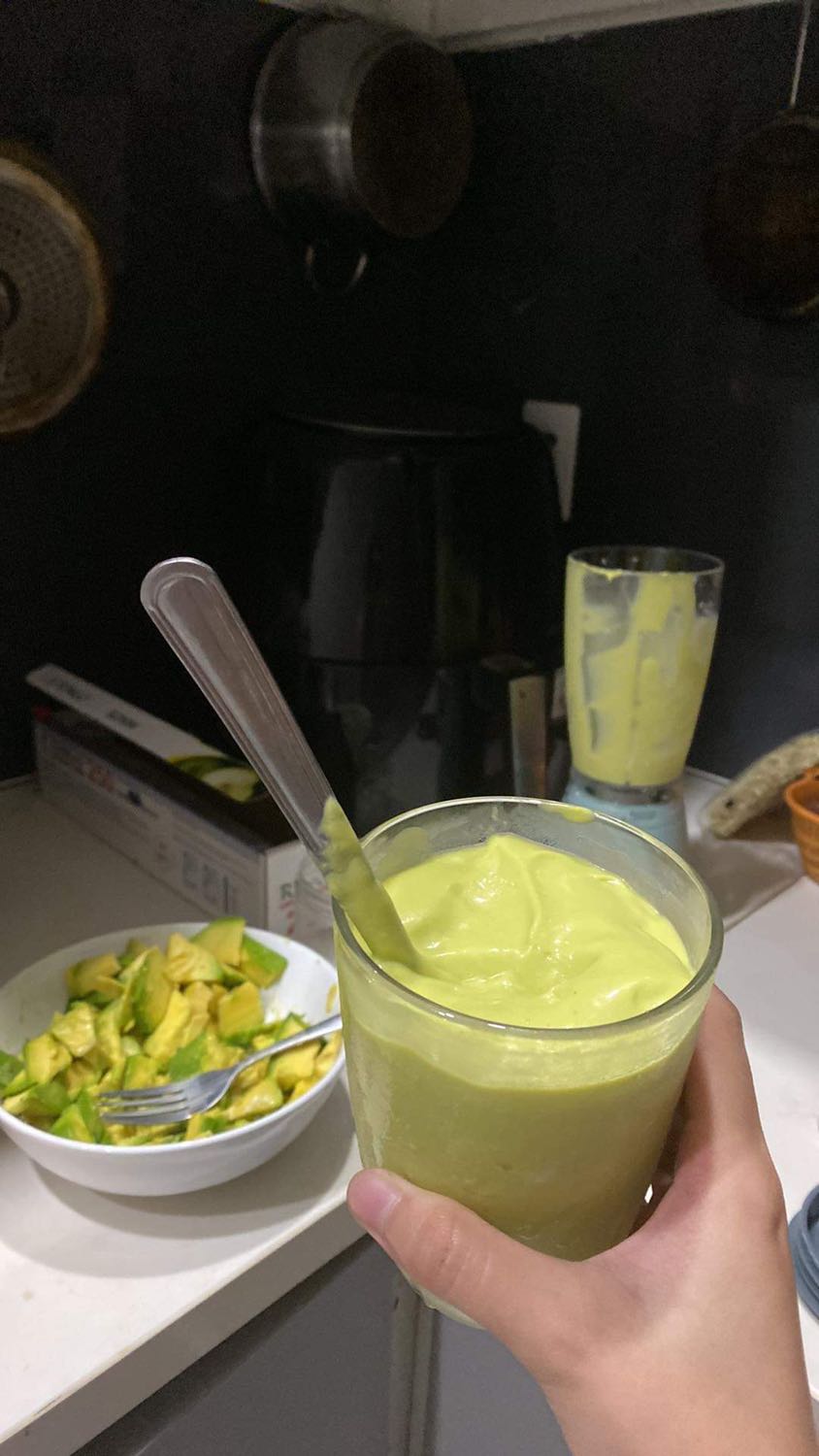 Có thể xay đc khoảng 2 ly sinh tố bơ thế này. Cối nhựa nên khá yếu chỉ xay đc khoảng 4 viên đá viên nhỏ thôi mà máy cũng phải gồng mãi mới xay nát đá đc (có mùi khét). Săn sale 409k thôi thì cũng ổn đó