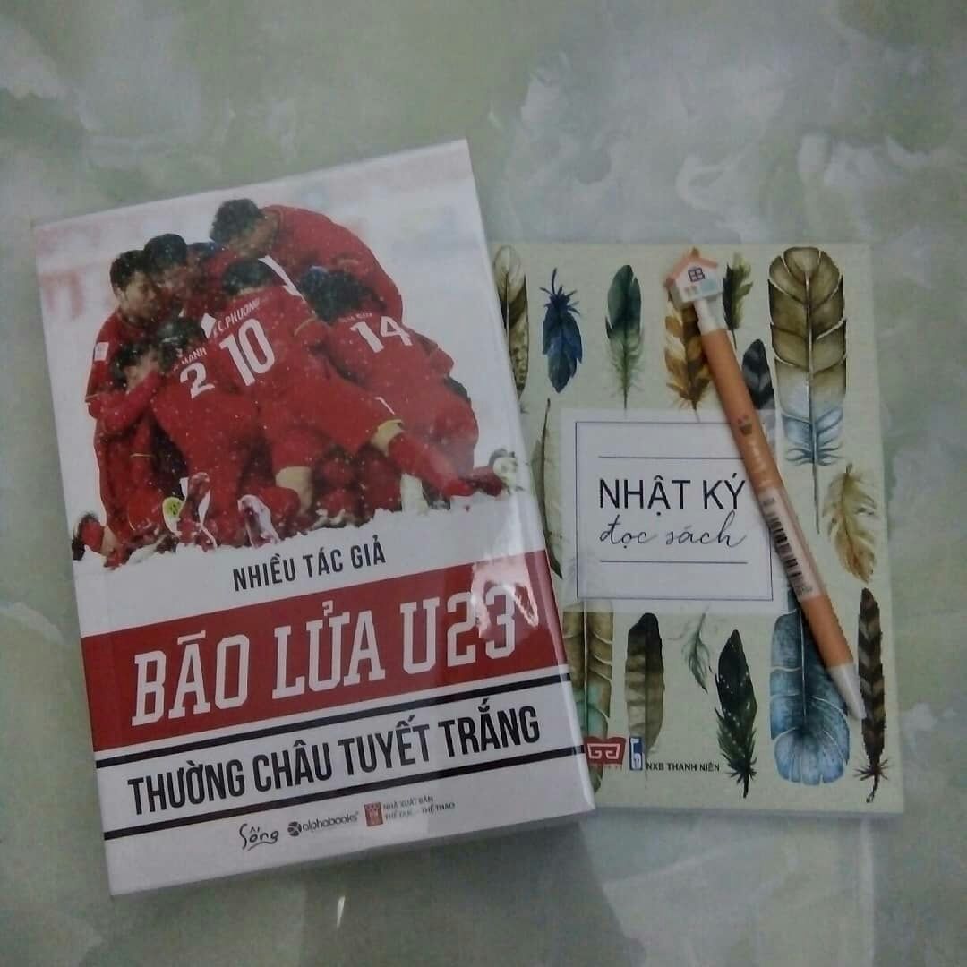 nhận được mừng không thể tả nổi  bọc sách rất gọn và đẹp. thành công của U23 VN đã qua nhưng đọc xong quyển sách này lại làm mình có xảm giác như được hoà quyện cùng những Anh hùng này quá tuyệt vời là người hâm mộ bóng đá mà ko mua thì hơi phí. nói chung tiki làm việc thì ko thể chê vào đâu được mong tiki mãi thành công