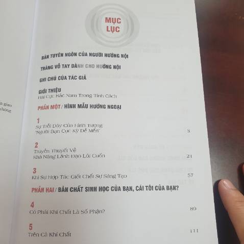 Tác giả phân tích những cá tính trái ngược nhau giữa người có tính Hướng Nội và Hướng Ngoại. Trong đó nêu cả những tấm gương hướng nội thành công và có tiếng tăm trong lịch sử. Từ đó khuyên người đọc nên phát triển bản thân thế nào.