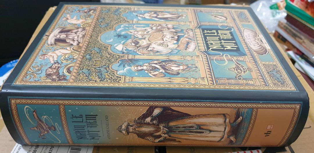 Mua lúc giảm giá 45%, sách đẹp, nhiều minh họa. Chỉ tội là tiki vẫn đóng hàng ẩu như mọi khi, sách bìa cứng, dày và nặng thế mà chỉ có 1 lượt hộp câc tông mà k chèn hay bọc gì, may mà chỉ móp nhẹ 2 góc