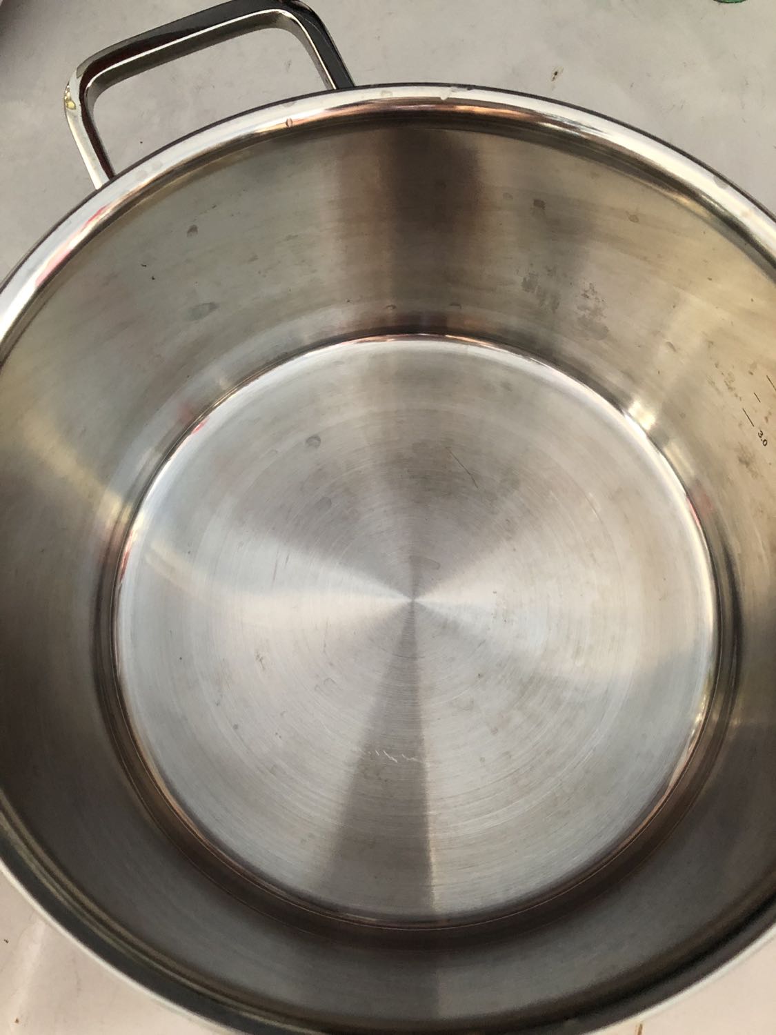 Mới nấu lần đầu mà đã bị ố hết. Mặc dù tiki nói là nồi inox 304 mà nấu còn ố hơn cái nồi inox 430 mua ở ***. Lúc nhận hàng ko để ý cái quai cầm dưới bị lỗi cả 2 bên. Mong tiki liên hệ bảo hành sp cho mình