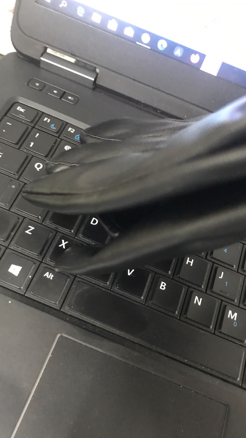 Găng tay quá chất quá đẹp luôn. Da rất mềm và co giãn rất tốt. Đeo ấm thôi rồi luôn. Lớp lông lót bên trong tạo cảm giác ấm mà rất dễ chịu. Cảm ứng điện thoại vuốt vèo vèo không phải nghĩ ngợi luôn. Hàng tốt giao nhanh đanhs giá 5 sao ủng hộ shop.