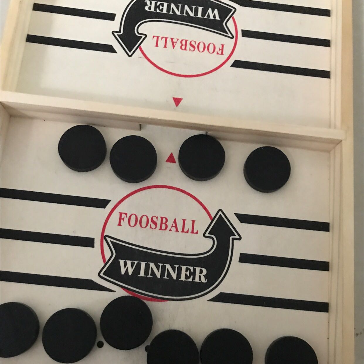 Hàng giao không đúng mô tả. Tôi mua bản lớn, 2 màu trắng đen nhưng chỉ nhận được bản nhỏ, cờ chỉ 1 màu đen. Thất vọng. Vì con tôi lỡ chơi nên ko trả hàng lại được. Dây búng cao nên cờ dễ bị lọt, có lúc không búng được