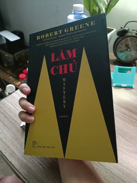 Giấy này in năm 2022, giấy tốt, sáng và nặng. k phải giống như loại giấy của cuốn quyến rũ nha. 133k +23k sịp