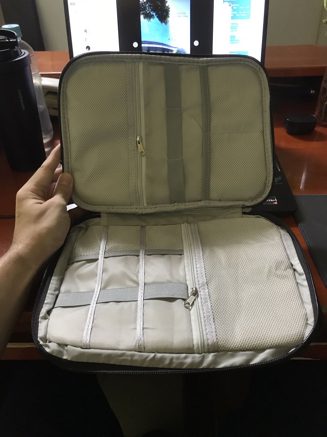 Hàng được đóng gói chắc chắn. Túi phụ kiện dày dặn, đường may tỉ mỉ, k có lỗi gì. Đựng đồ tuỳ theo sở thích cá nhân. Khá tiện.