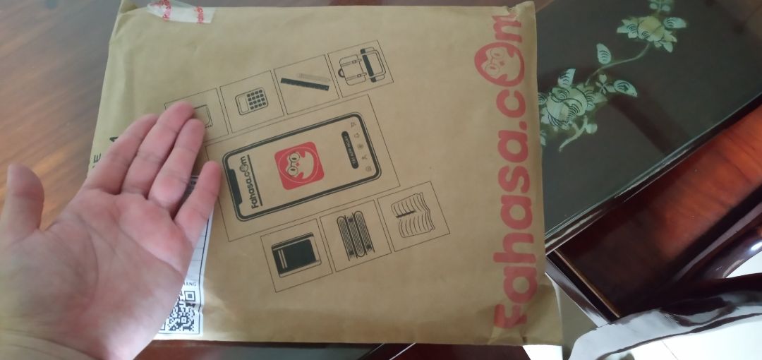 Sách được đóng gói cẩn thận, kín đáo.
Giao hàng nhanh, shipper nhiệt tình.
Bìa sách được bọc nhựa kĩ càng. Bên ngoài sách có miếng muốt bọc lại nên rất yên tâm.
Vì đặt sách với Fahasa nên có bonus một tấm thiệp rất cưng và có hóa đơn rõ ràng, uy tín.
Chữ in rõ ràng, nội dung hay, còn là bìa cứng nên mát lòng ghê.