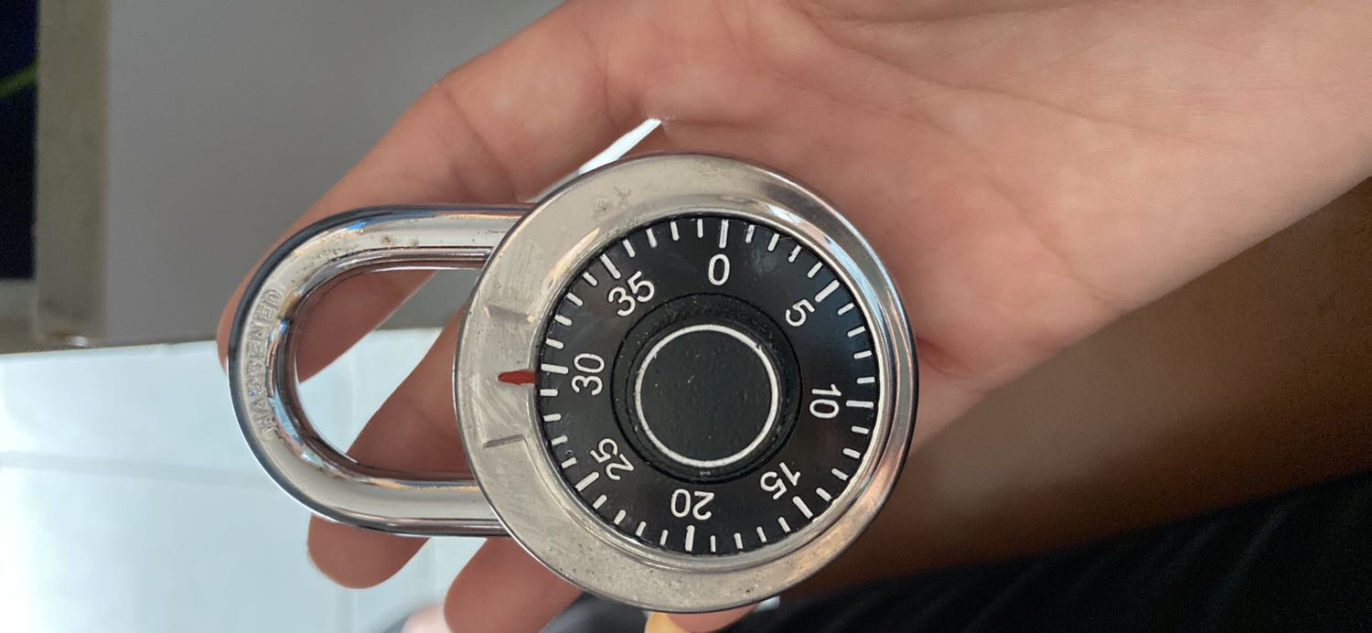 Ỏi khoá rất mỏng manh, cầm tay cảm giác ko chắc chắn, rất nhẹ tay, mặt sau là 2 lớp kim loại rời dc dán bằng keo, khoá cửa nhà gióng như lời mời gọi” xin mời các anh vào rinh nhà e đi dùm vậy” cực tệ, ko nên mua nhé mn