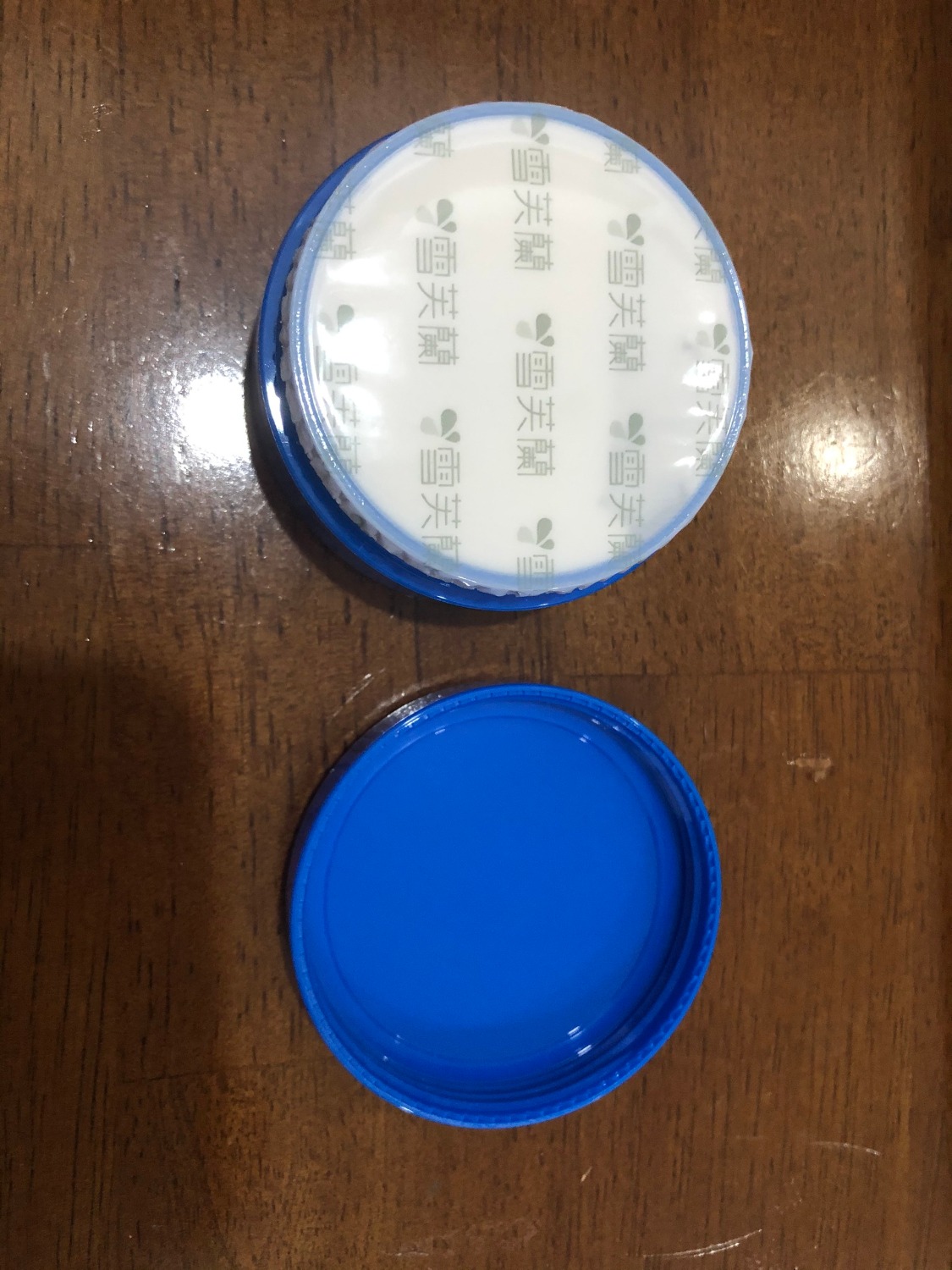 lần đầu mua kem này về dưỡng ẩm vì ngồi trong điều hòa nhiều nên da bị khô, chất kem màu trắng thơm lắm, thoa lên da thấy mềm hẳn mà lại không rít, thẩm thấu nhanh. Khá là ok luôn