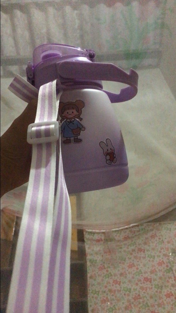 Bình dùng rất thích, chất nhựa đẹp, nhìn khôn hàng, bình có dây chắc chắn tiện dụng lắm. Nói chung đáng đồng tiền bát gạo