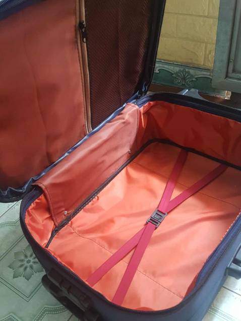 Lễ mà Tiki làm việc, xử lý đơn hàng và giao nhanh quá trời luôn. Tiki 5*
Nhắn shop giao Laka, shop soạn hàng, đóng gói cẩn thận và giao đúng Laka. Shop 5*
Vali Laka trên hình và vali nhận được ngoại hình đẹp giống nhau, "nội hàm" thì nó lạ lắm. Nhưng giá này thì vẫn đáng 5*  (^_^)