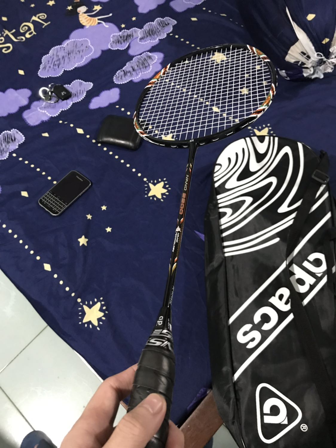 Vợt nhẹ, cầm đầm tay. Mình mới chơi nên đan 10.5kg nên đập cũng ko mạnh lắm. Phù hợp cho người mới chơi.
Nhưng giao hàng hơi lâu, chờ cả tuần