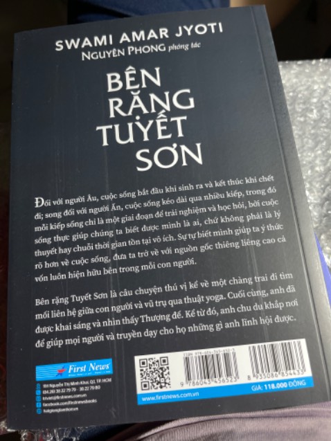 Sách tuy đã được bọc một lớp nilon ở ngoài rồi nhưng khi mở ra bìa bị trầy, bị sọc cả mặt trước và mặt sau, cạnh sách bị vênh hết . Trong khi những quyển khác mua chung, không bọc nilon mà vẫn không sao hết. Có cảm giác như bọc nilon là để che dấu vết xước vậy. Thêm nữa giá cả của sách, chất lượng giấy in, giấy bìa không tương xứng.