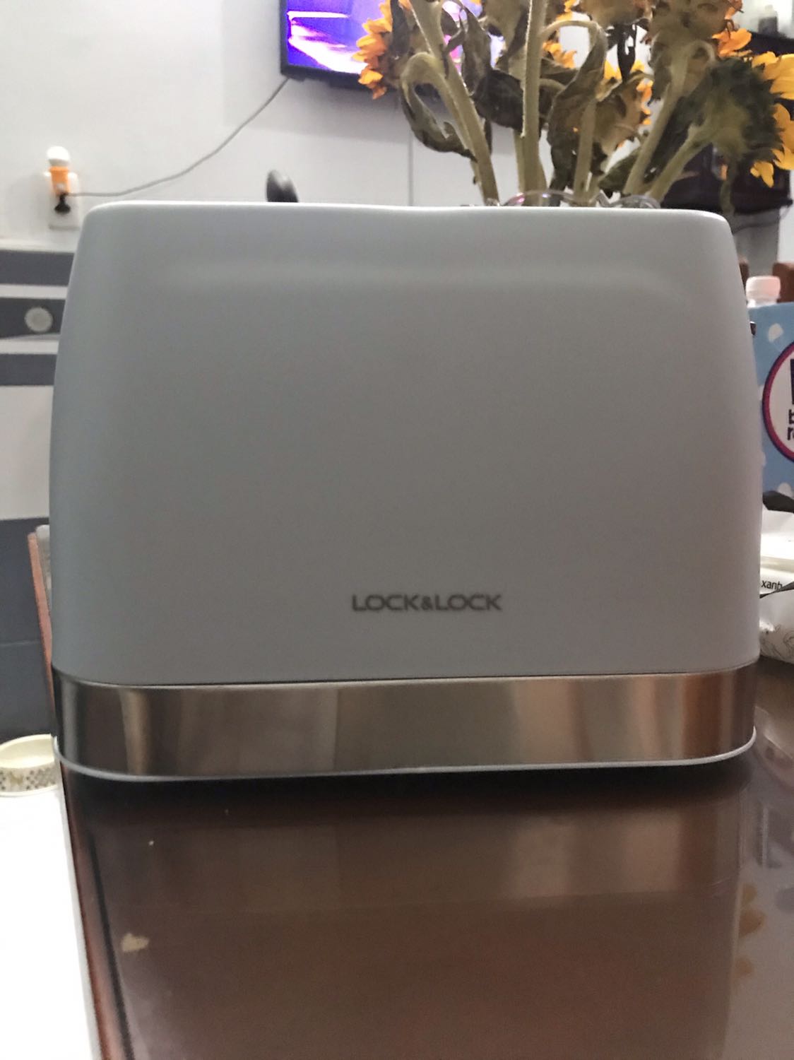 Đợt này là mình mua lần 2 để tặng cho bạn bè luôn rồi đó vì sự tiện lợi của nó. Mình mua lúc có mã giảm còn 464k.

Siêu tiện lợi cho các buổi sáng. Work from home nên là cần ăn nhanh. Tips của mình là mua bánh mì sandwich ở ABC, cá ngừ hộp, pate,... Sau đó chỉ phần phết lên bánh mì, ăn kèm với mayonaise là xong. Bánh mì nướng xong cắn phát rột rột giòn tan, dễ ăn mà lại ngon lành nữa. 

Điểm trừ: phần miếng nhôm bao quanh lần này của máy chưa được hoàn thiện lắm, hơi lõm vào trong không được thẩm mỹ.