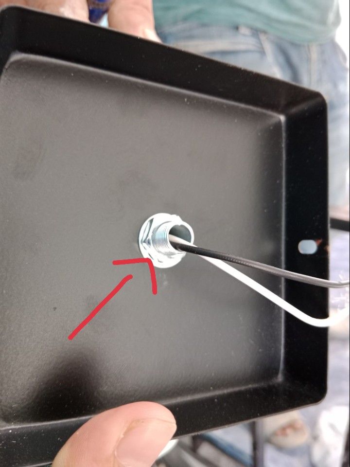 thiếu vít và bách chữ U bắt của một cái đèn