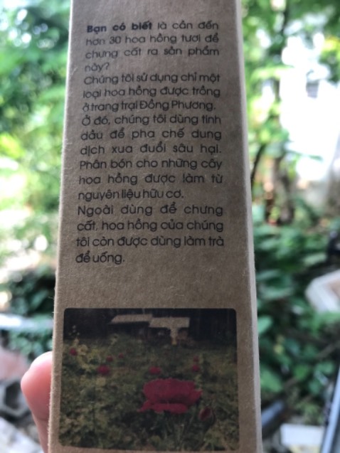 Nhận được hàng sau 1 ngày đặt, ấn tượng với thời gian giao hàng và đóng gói cẩn thận của Tiki. Về sản phẩm, sau 5 ngày sử dụng mới quyết đinh đánh giá, cảm nhận đầu tiên về bao bì đóng gói rất thân thiện, sản phẩm còn được công bố mỹ phẩm nên rất yên tâm về chất lượng. Mình cũng trồng hoa hồng nên khi xịt lên mặt thì đúng là quá bất ngờ, cảm giác như đang ngửi bông hoa thật luôn í, cảm nhận là không chứa cồn thật, dưỡng ẩm khá ok, có se khít lỗ chân lông, sẽ ủng hộ shop dài dài nè.