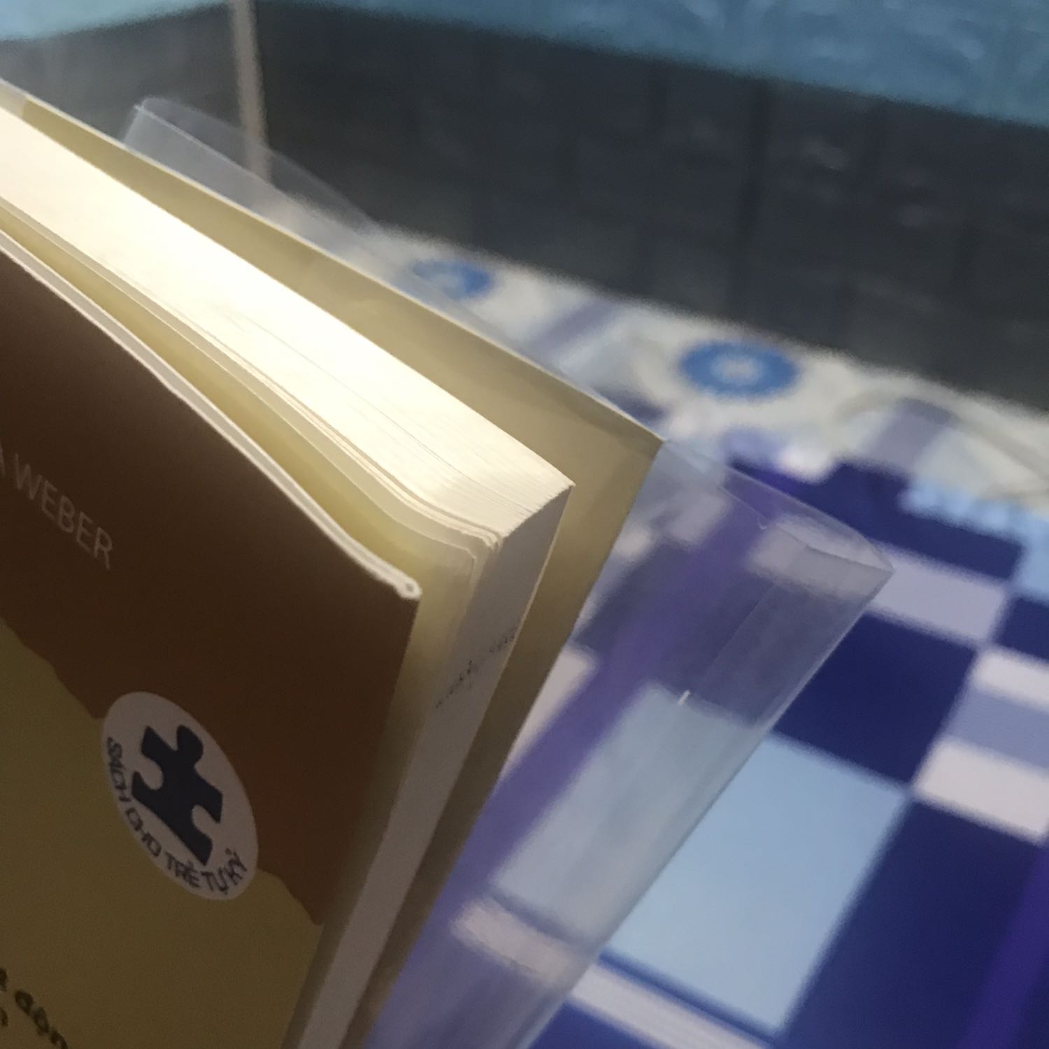 Đóng gói không cẩn thận, lúc nhận sách bị rách hết màng bọc, cong và méo đầu sách.