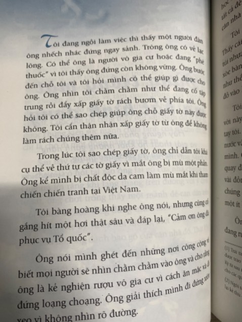 Shop đóng gói hàng kỹ. Tuy nhiên nội dung của 1 mục khiến mình khó chịu, chắc vì đụng tới lòng tự tôn dân tộc của t, sơ lược là ông này người Mỹ bị mù mắt vì khi xưa ông tham chiến chiến tranh Việt Nam, rồi thằng này cảm ơn ổng vì ổng đã phục vụ đất nước, rồi nào là anh hùng Tổ quốc. Anh hùng của Mỹ mà là kẻ thù của Việt Nam khi xưa. Lòng yêu nước của t k cho phép t đọc quyển này nữa mặc dù nội dung cũng tạm được trừ mục này.