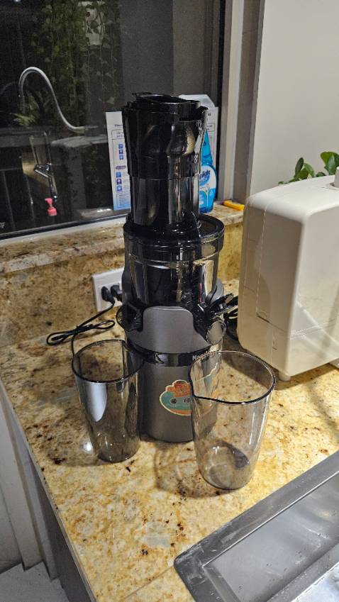 Máy hoạt động rất êm và mạnh, ép bã khá khô. Vệ sinh máy cg dễ, thank shop.