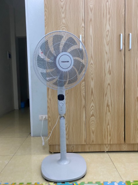 Mẫu mã đẹp, động cơ inverter tiết kiệm hơn với loại thông thường. Thiết kế hơi nhựa và không được chắc chắn lắm nhất là phần điều chỉnh độ co