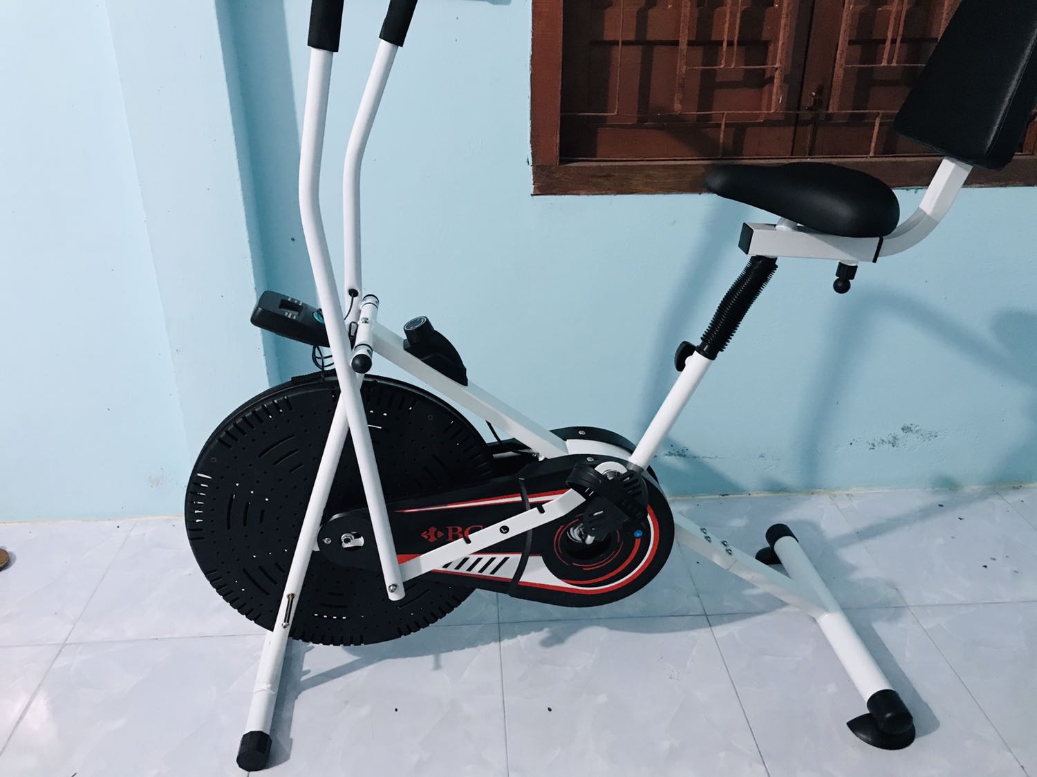 Mới nhận sáng ngày 23/4/2021 , khui tùng ra thì thày có sước 1 chút nhưng cũng không ảnh hưởng mấy. 
Xe i hình và mình đã mất 2h để mài mò em này mới ráp xong( nhất là khúc 2 cái bàn đạp suy nghĩ hoài là rắp ráp cái nào trước).
Mức giá ở tầm thấp như này thì xe có tiếng kêu thì cũng không sao.
Còn về độ bền thì mong sẽ bền nhất là bộ bàn đạp và con bánh quay lớn, mong sẽ ổn.Riêng cái đồng hồ thì mình không quan tâm lắm vì mình không hiểu nó nhảy số kiểu gì.
Các bạn nên mua về để rèn luyện sức khoẻ, tập luyện toàn thân được.