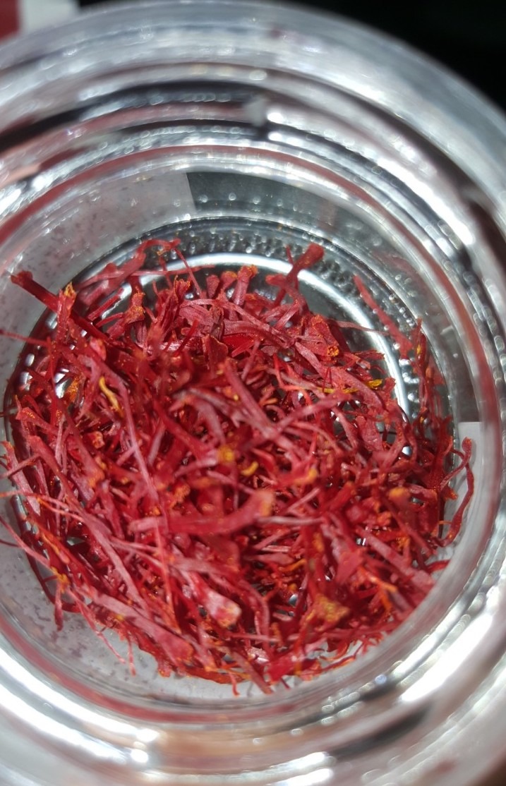 Hi shop!
Bữa mình căn sale mua 5 gram bên shop. Lúc nhận hàng thấy đóng gói đẹp và kỹ quá tính cho 5 sao luôn rồi. Nhưng thôi giữ lại để uống xem cảm nhận chất lượng có tốt không. Hôm nay dùng được gần nửa tháng rồi, có một số cảm nhận rõ rệt nên review cho shop nha:
- Trước đã từng dùng saffron của bạn mình cho để trị mất ngủ,  uống thì thấy thơm và ngon nhưng vẫn ko ngủ được. Mình uống hàng của shop mới 3-4 ngày ngủ đã dã man. 
- Sợi saffron rất dài và ngâm ra cảm giác tươi rói căng mọng. Uống thơm ngon và cảm giác mùi tự nhiên khó diễn tả lắm. Không bị mùi thơm gắt mật ong như loại cũ của mình.
- Cảm giác da bớt sạm và hồng hào, cái này các chị em trong công ty nói chứ thực tình mình cũng chưa nhận ra khác biệt nhiều, chắc có lẽ cần dùng lâu để hiệu quả rõ rệt hơn. Có mụn là thấy giảm rõ ràng nhất. 
- Thề luôn đây là công dụng tuyệt vời và mình khoái nhất. Đang bị bao tử hành uống vào cảm giác dễ chịu ngay.
- Đó là một số công dụng mà mình cảm nhận rõ ràng nhất, còn về các công dụng khác thì chắc để thời gian trả lời . Nhưng tóm lại là rất hài lòng với sản phẩm của Kingdom Safforn, hy vọng review này sẽ giúp shop bán đắt hàng hơn, thay cho lời cảm ơn của mình nha.