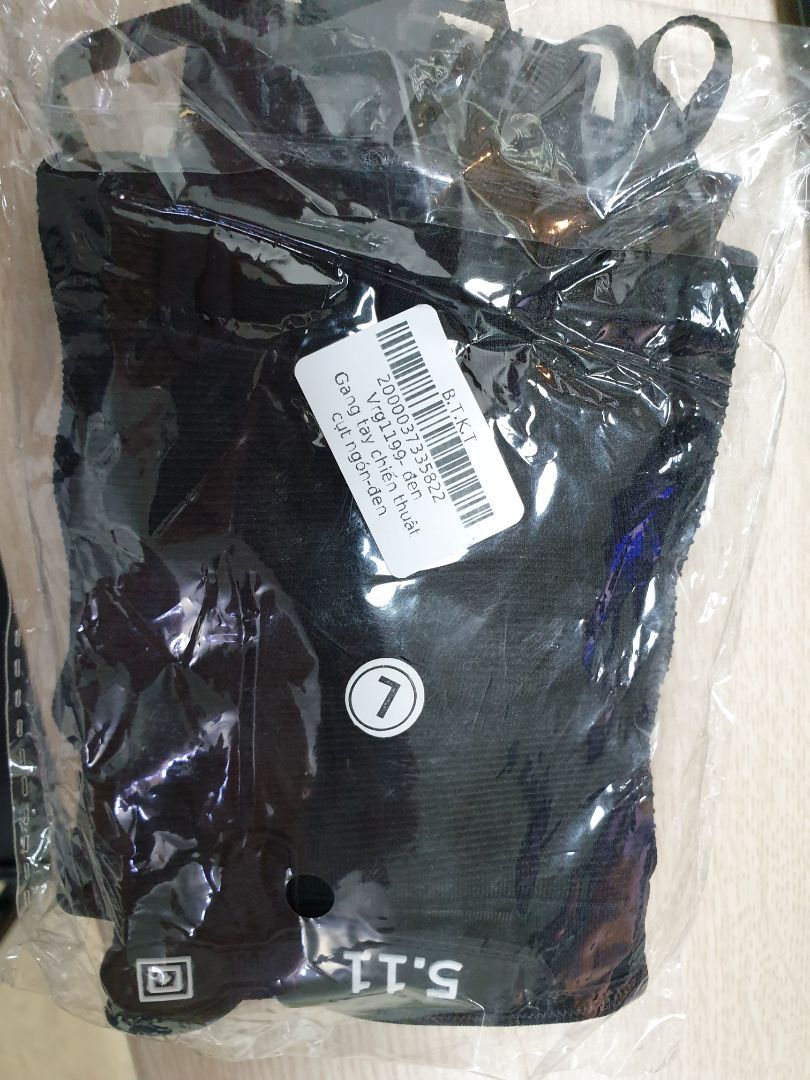 Nếu không bán thì thôi, còn bán rồi thì phải làm cho đàng hoàng cẩn thận, đặt đôi màu da size M, giao đôi đen size L, không hề có thông báo gì về việc thay đổi, không chấp nhận được.