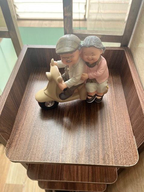 MDF màu vân gỗ rất đẹp, gia công tốt, vận chuyển bao bì chắc chắn không bị mẻ miếng nào dù ship từ ngoài bắc vào nam. Bộ đinh vừa vặn, không thiếu chiếc nào, dễ lắp ghép, cứng cáp, không bị lỏng lẻo. Chỉ có điều ban đầu nhìn hình tưởng có miếng ốp lưng phía sau mà cuối cùng không có.