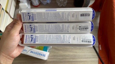 - Hàng đóng trong hộp giấy có bọc chống sốc cẩn thận, giao nhanh, đúng và đủ số lượng tuy nhiên sản phẩm có bụi bám và khá dơ, không hài lòng nhất việc này;
- Bàn chải sản xuất từ tháng 3/2023 tại Ấn Độ; 
- Giá mua 31/03/2024: 45.000/Cái.
- Chưa sử dụng nên chưa biết thực tế dùng ra sao, hy vọng ổn.
- Nhân viên giao nhận tiki lịch sự.