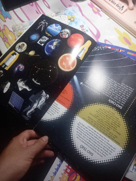 khổ to, in màu đẹp. nhiều decal dán. sách quốc kỳ có kèm 1 tranh lớn có bản đồ thế giới và quốc kỳ, sách thiên văn có kèm 1 tranh lớn hệ mặt trời