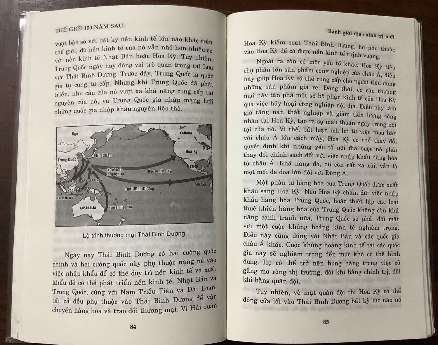 Cuốn này viết năm 2009 nên khi đọc năm 2020, mình có điều kiện đọc và chiêm nghiệm thêm.
Khác với những dự đoán thông thường, cuốn này đề cao Sự sụp đổ của Nga như một phần tất yếu.
Một số thông tin về sự lớn mạnh của Mexico cũng khá đáng ngạc nhiên.
Tuy nhiên, phần dịch thuật có một số chỗ mắc lỗi sai điển hình do người dịch chưa từng đọc tài liệu tương ứng bằng tiếng Việt.
Tóm lại, cuốn này đọc để biết thêm chứ đa phần những điều dự đoán ở đây khó thành hiện thực được.
